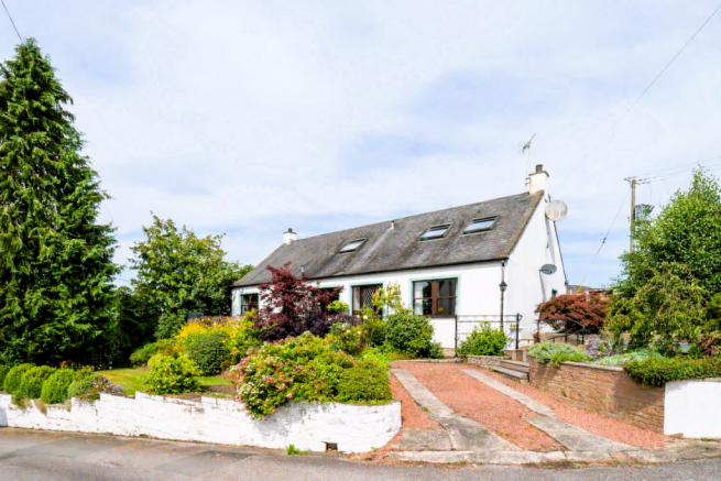 4 bed property, in East Cluden Village, £270,000
