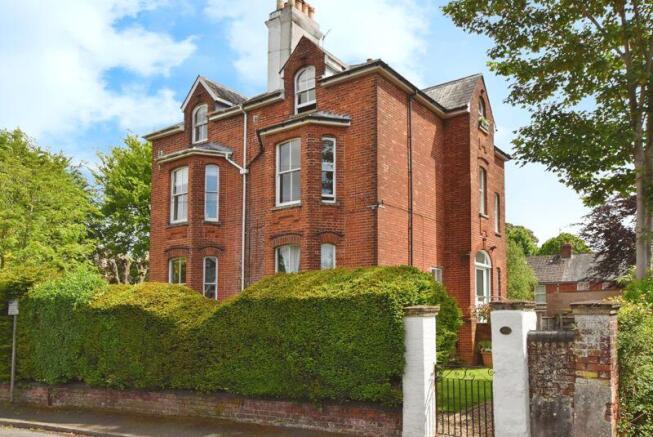 1 bed property, in Manor Road, £150,000