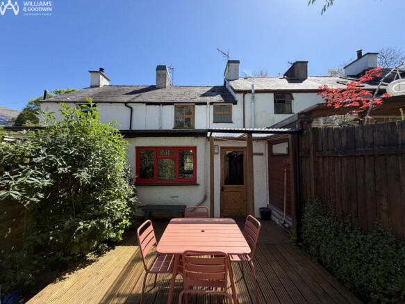 2 bed property, in Ceunant Street, £220,000