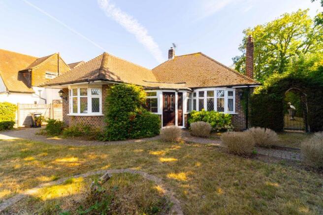 3 bed property, in Crewes Avenue, £670,000