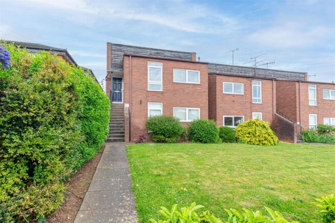 2 bed property, in Mayfield Road, £140,000