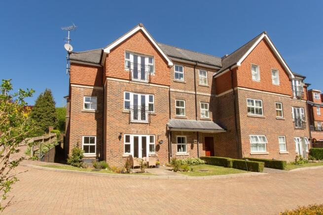 2 bed property, in Cedarcroft, £220,000