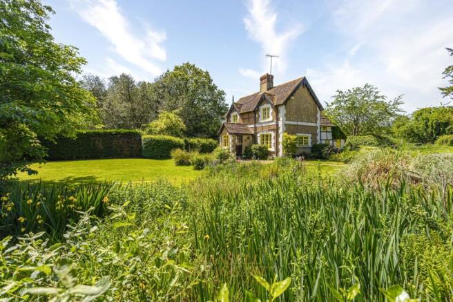 3 bed property, in Charlwood Road, £900,000