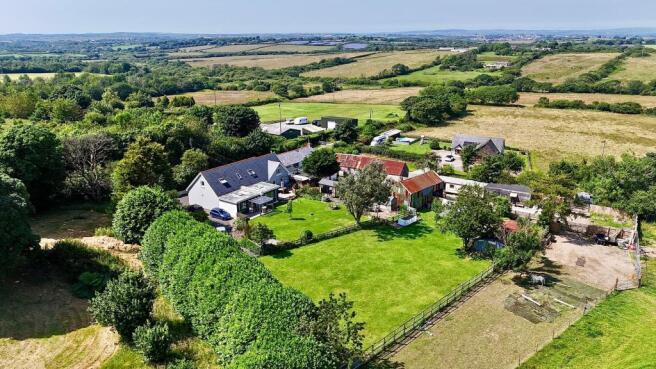 4 bed property, in Freystrop, £550,000