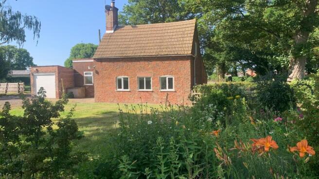 2 bed property, in Main Road, £185,000