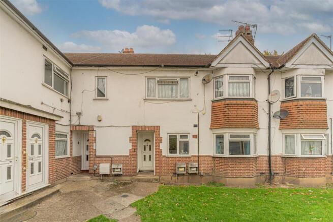 2 bed property, in Briaris Close, £365,000