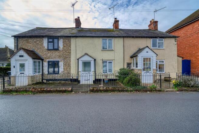 2 bed property, in Bay Road, £247,500