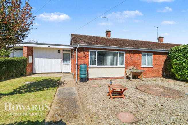 2 bed property, in New Road, £200,000