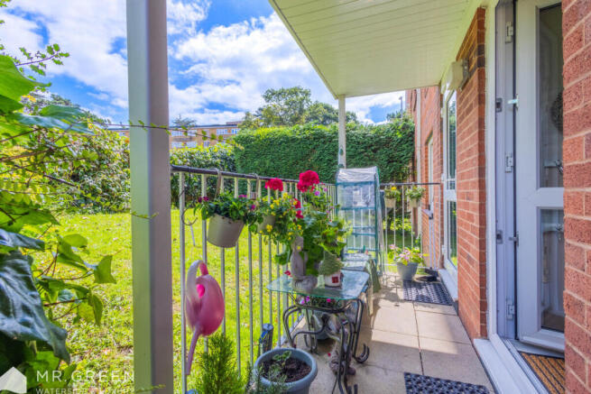 2 bed property, in 80 Christchurch Road, £220,000