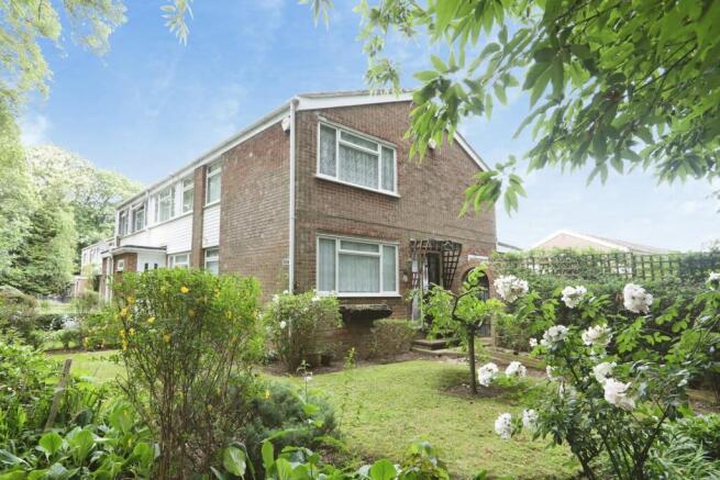 3 bed property, in Meresborough Road, £250,000