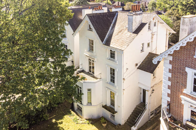 6 bed property, in Oak Hill Road, £2,250,000