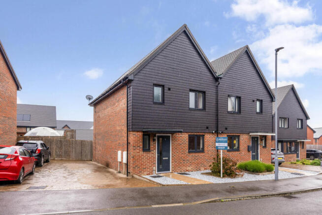 3 bed property, in Bury Farm Road, £375,000