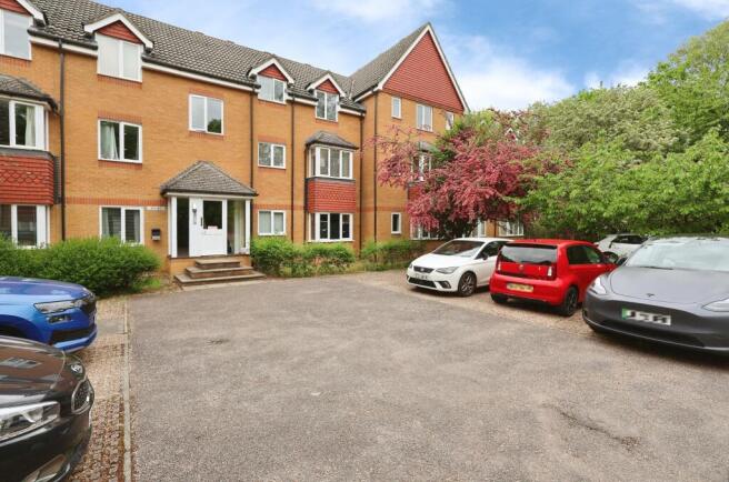 2 bed property, in Redoubt Close, £250,000