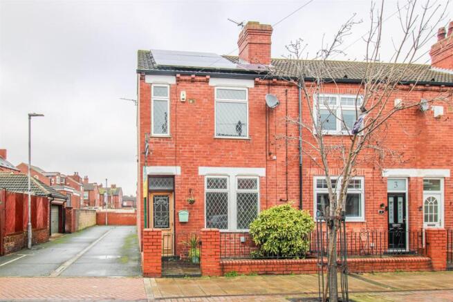 2 bed property, in St. Nicholas Street, £140,000