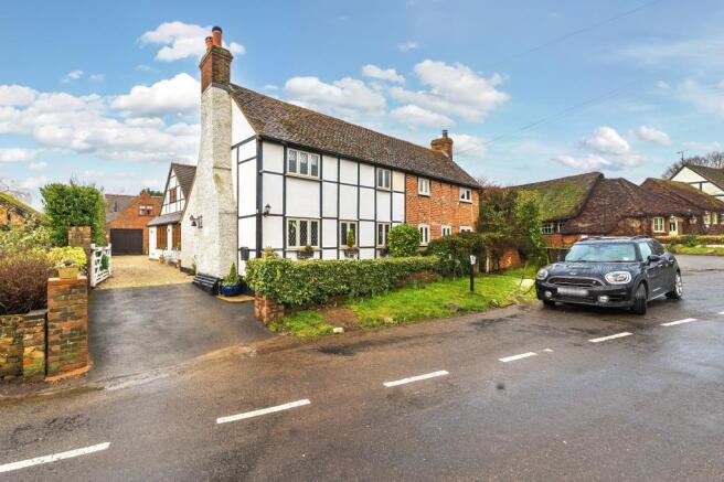 4 bed property, in Playhatch, £1,000,000