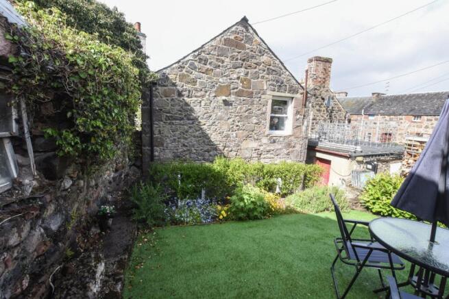 2 bed property, in High Street, £120,000