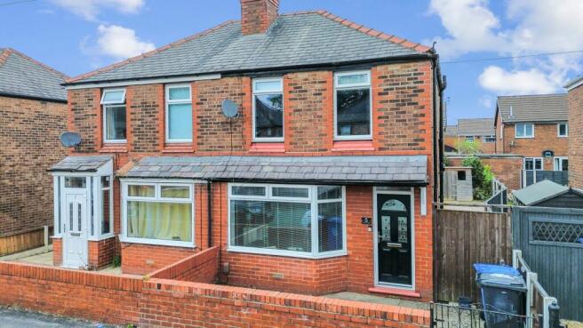 2 bed property, in Davenham Avenue, £200,000