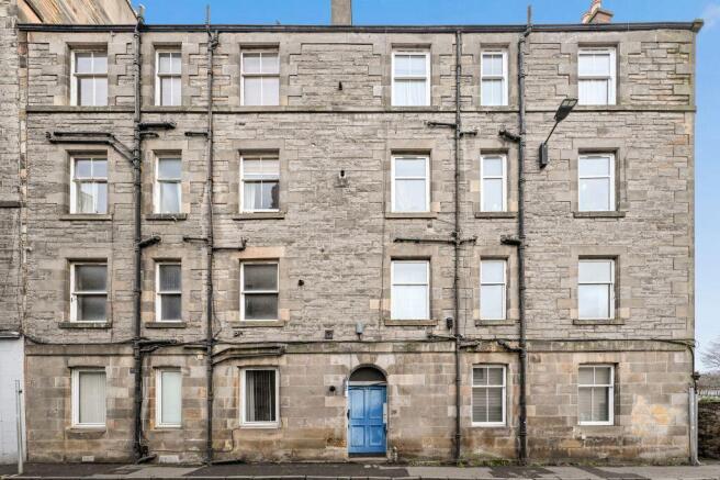 1 bed property, in 76 (1F2) Eyre Place, £145,000