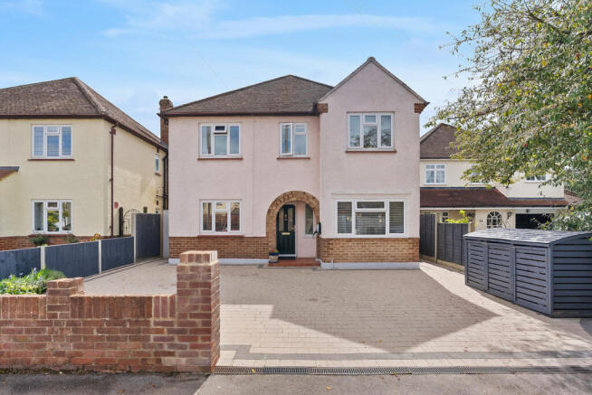 4 bed property, in Fontmell Park, £750,000