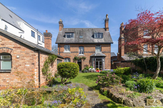 6 bed property, in Clarendon Road, £780,000