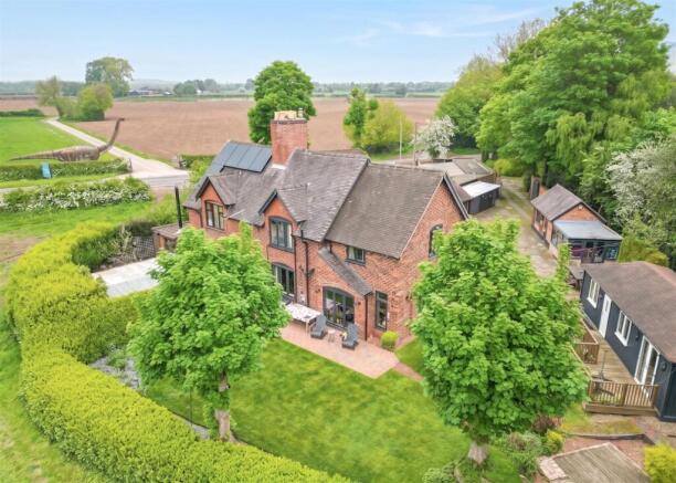 3 bed property, in Swepstone Road, £495,000