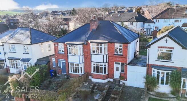 3 bed property, in Castlewood Road, £435,000