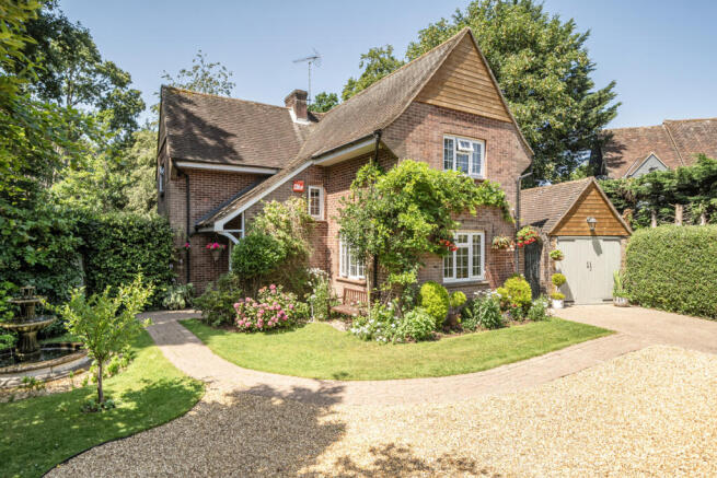 4 bed property, in South Close, £700,000
