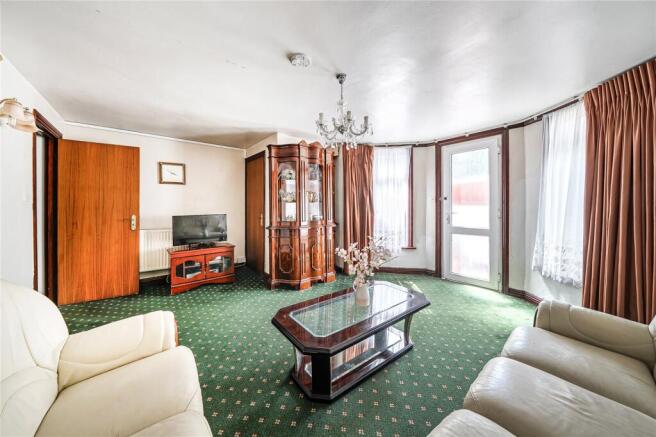 1 bed property, in Pemberton Road, £450,000