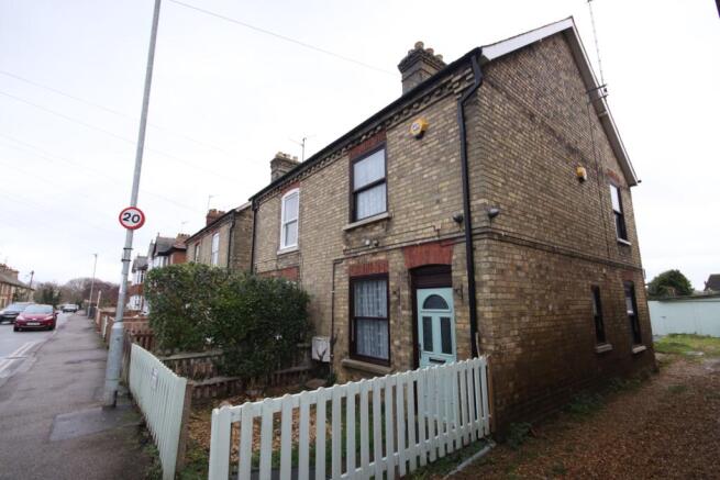 3 bed property, in Field Road, £165,000