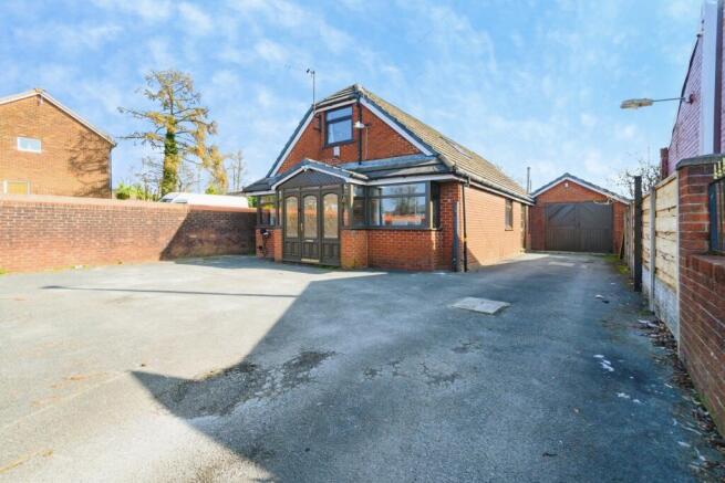 3 bed property, in Baron Fold Road, £190,000