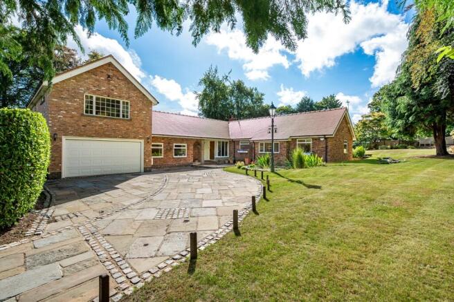 5 bed property, in Broadwalk, £1,295,000