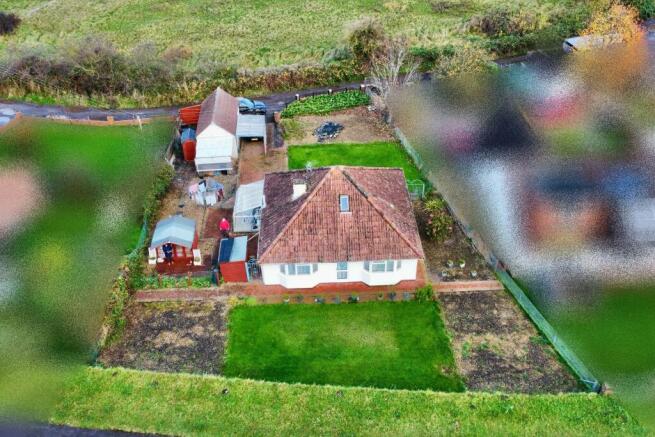 2 bed property, in Plum Lane, £299,950
