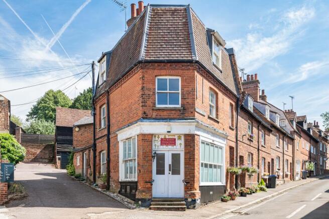 2 bed property, in Church Street, £275,000