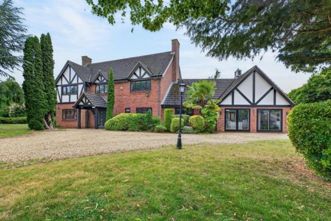 4 bed property, in Teal Close, £800,000