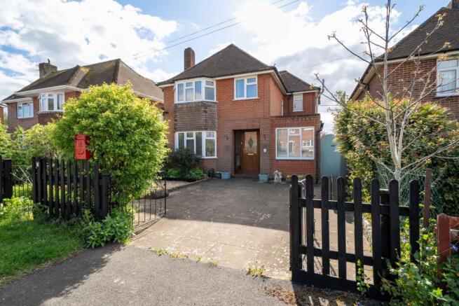 3 bed property, in Highlands Road, £500,000