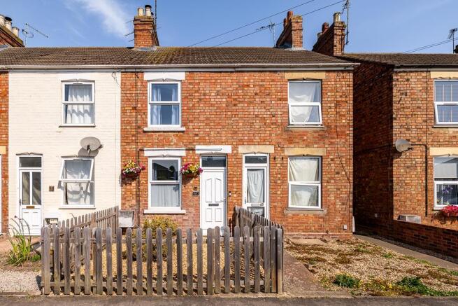 2 bed property, in Pennygate, £140,000