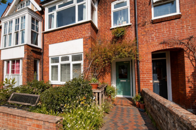 3 bed property, in Alexandra Road, £235,000