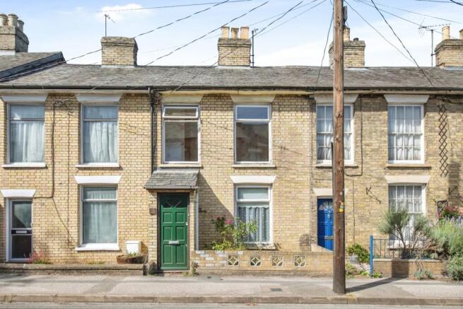 2 bed property, in Station Road, £220,000