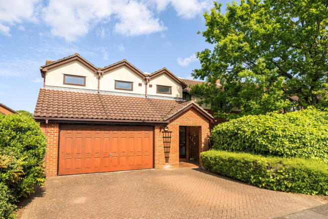 5 bed property, in Marquis Drive, £800,000