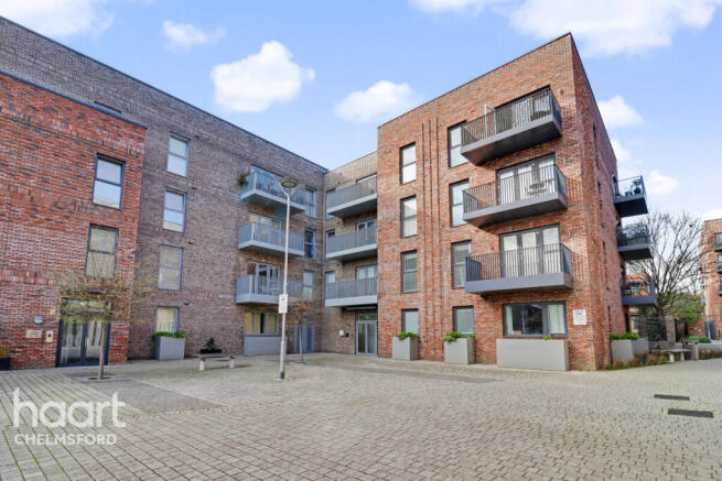 2 bed property, in Victoria Road, £300,000