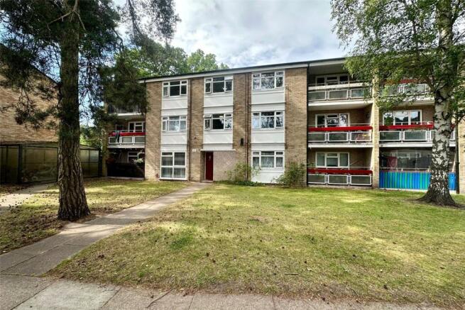 2 bed property, in Harmans Water Road, £230,000