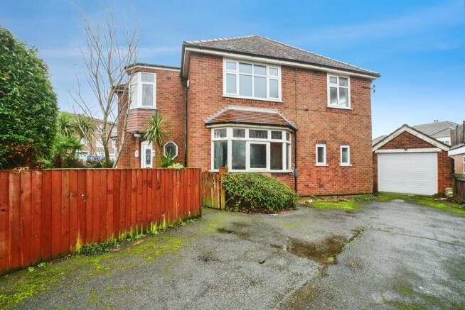5 bed property, in Castleton Boulevard, £125,000