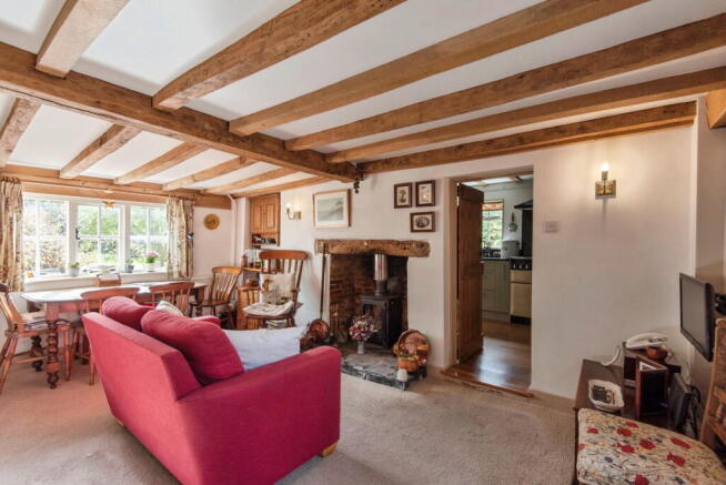 2 bed property, in Hillfoot Road, £325,000