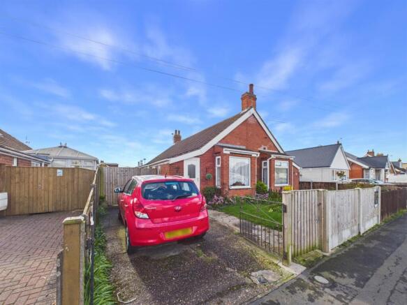 1 bed property, in St. Andrews Road, £135,000