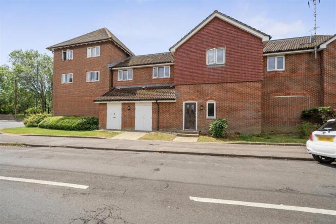 2 bed property, in Gravits Lane, £190,000