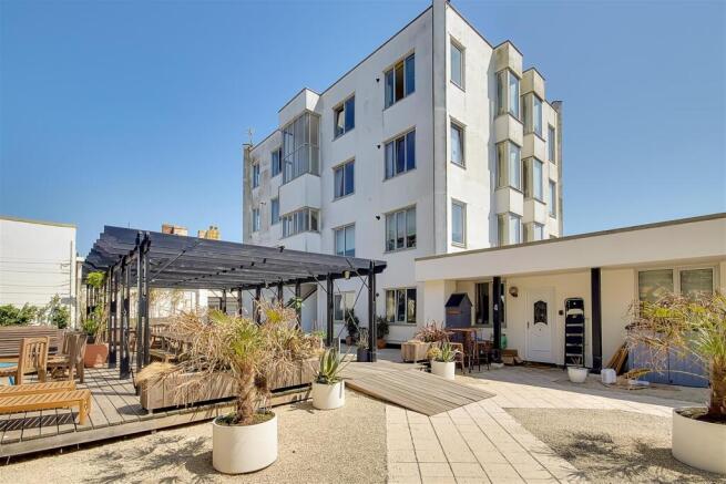2 bed property, in Marine Parade, £300,000