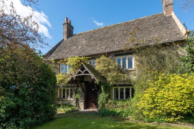 5 bed property, in Cassington Road, £800,000
