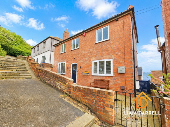 3 bed property, in Castle Gardens, £325,000