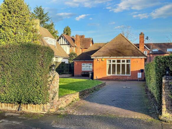 4 bed property, in Elms Road, £725,000