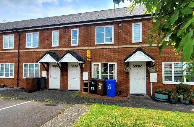 2 bed property, in Hamilton Avenue, £80,000